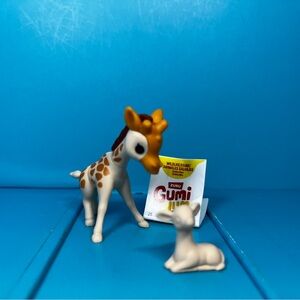 ⭐️ Zuru - Gumi Yum Surprise - Wildlife Series - Giraffe w/ baby accessory